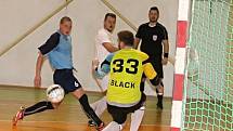 V prvním letošním kole jihomoravské futsalové divize zvítězil FC Kloboučky (v bílých dresech) v Brně nad Nasanem vysoko 10:3.
