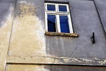 Měšťanský dům ve Slavkově u Brna je dlouhodobě ve špatném stavu. Do budovy zatéká a na stěnách jsou viditelné trhliny.