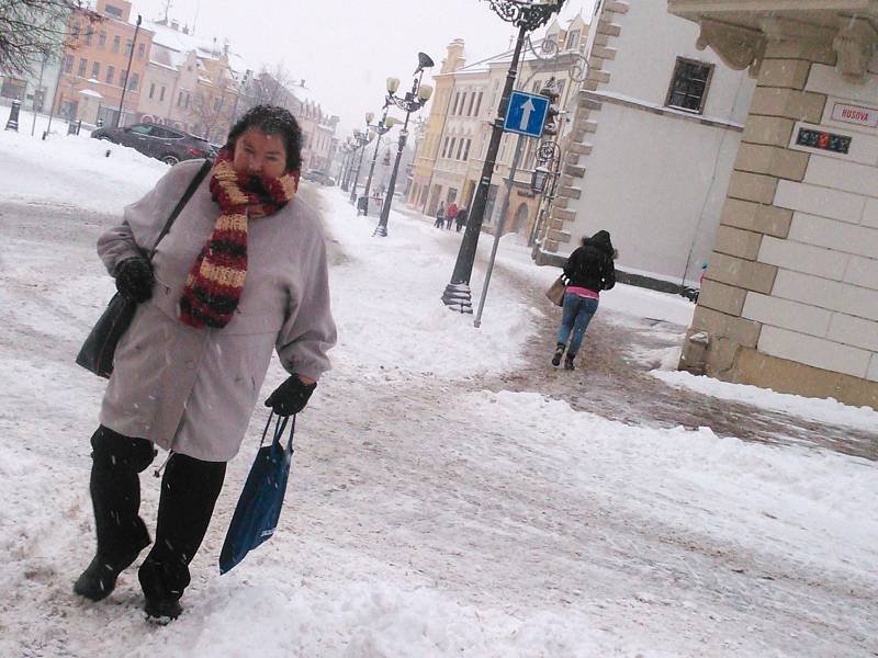 Nejen řidičům sníh působí komplikace. Příjemná není ani chůze po zasněženém chodníku.