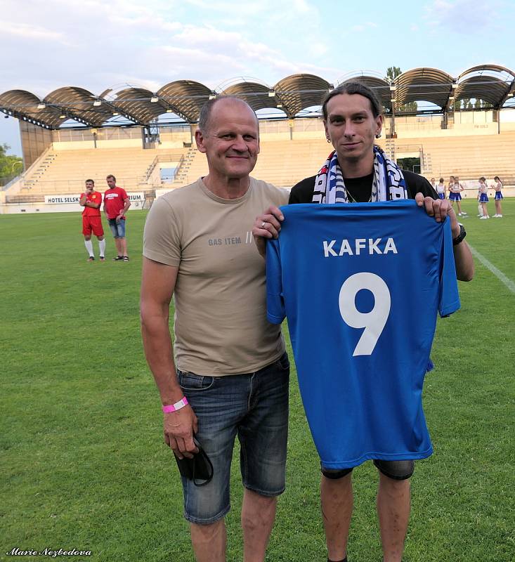 Při příležitosti devadesáti let fotbalu v Drnovicích zažil tamní stadion exhibiční fotbalový zápas.