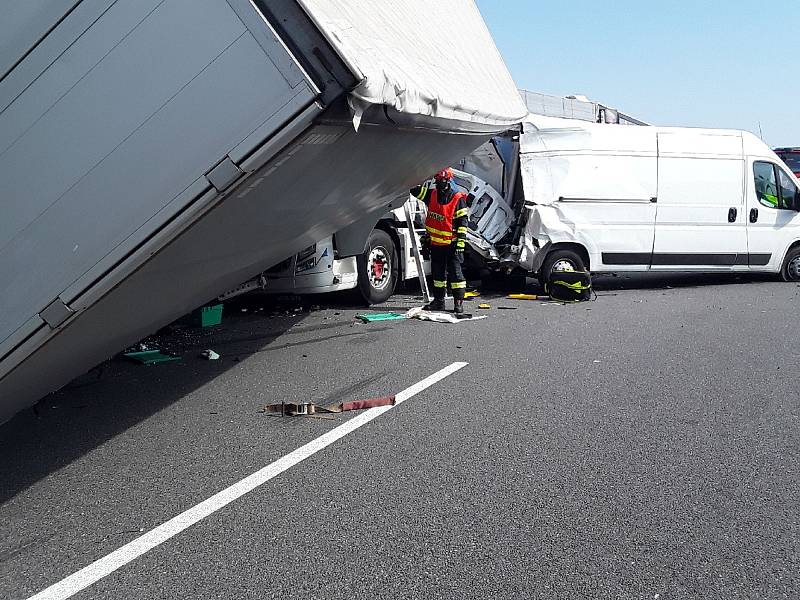 Hromadná nehoda na dálnici D1 u Holubic.