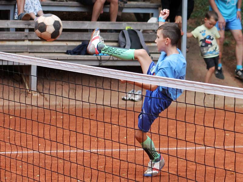 Nohejbalisté rozehráli okresní přebor. Desetiletý talent František Dlabka hraje za muže v Holubicích.