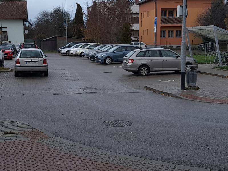Parkování u vlakového nádraží ve Vyškově.