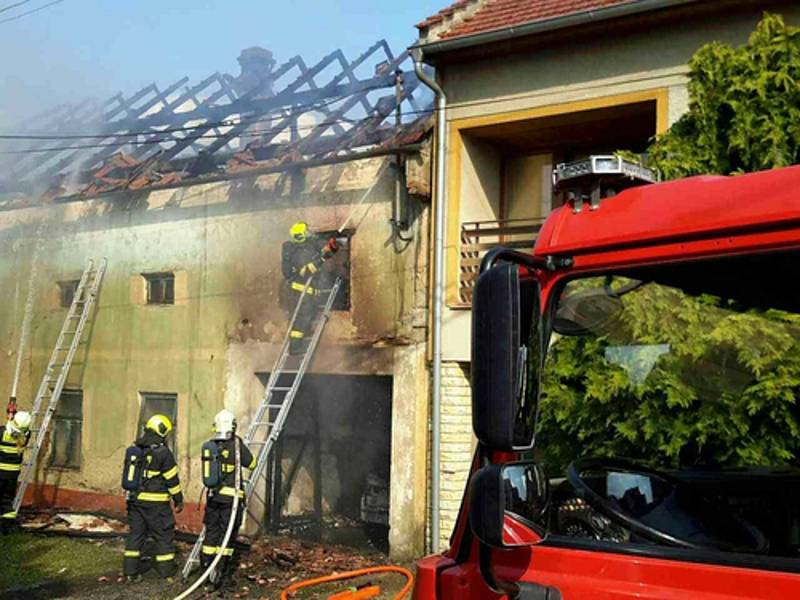 Ve Švábenicích hořel ve čtvrtek v podvečer rodinný dům.