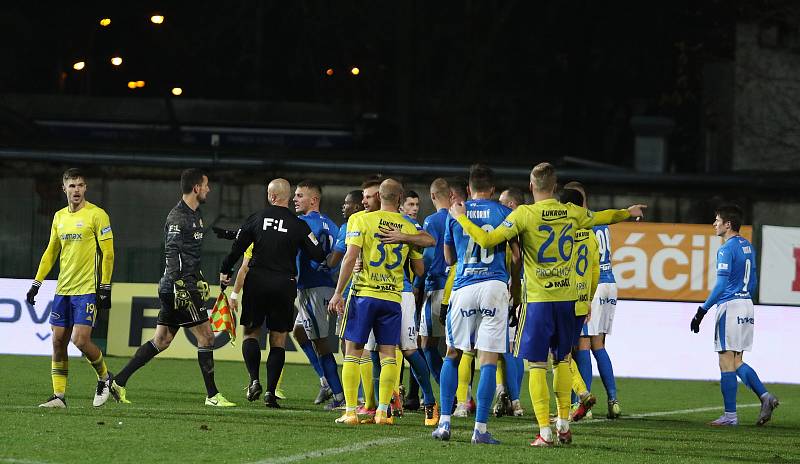 Fotbalisté Zlína (žluté dresy) hráli doma s Baníkem Ostrava 2:2. Zápas sledoval jen omezený počet diváků.