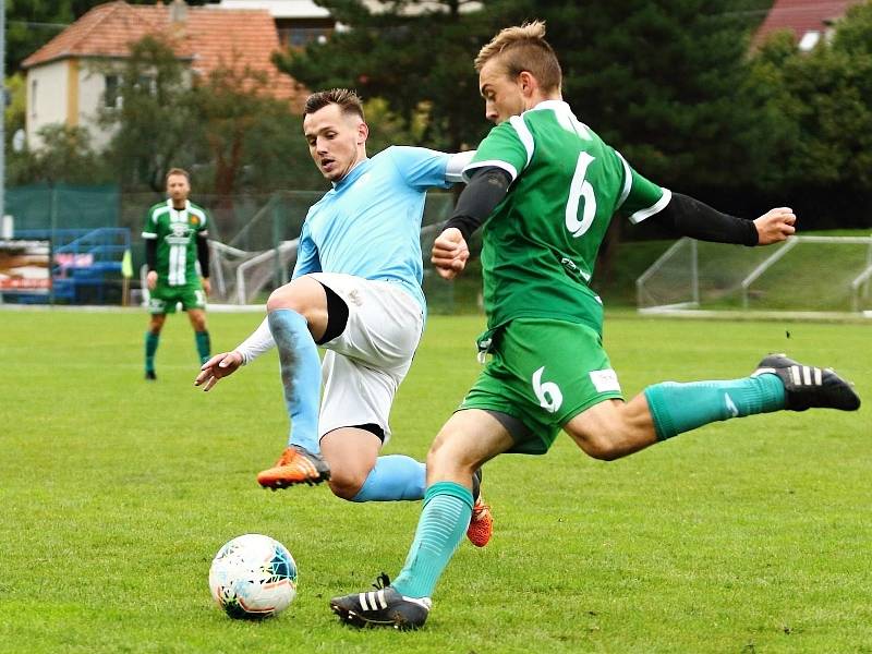 Po vítězství nad Bohunicemi fotbalisté Tatranu Rousínov (zelené dresy) porazili i Boskovice. Na jejich hřišti 3:1.