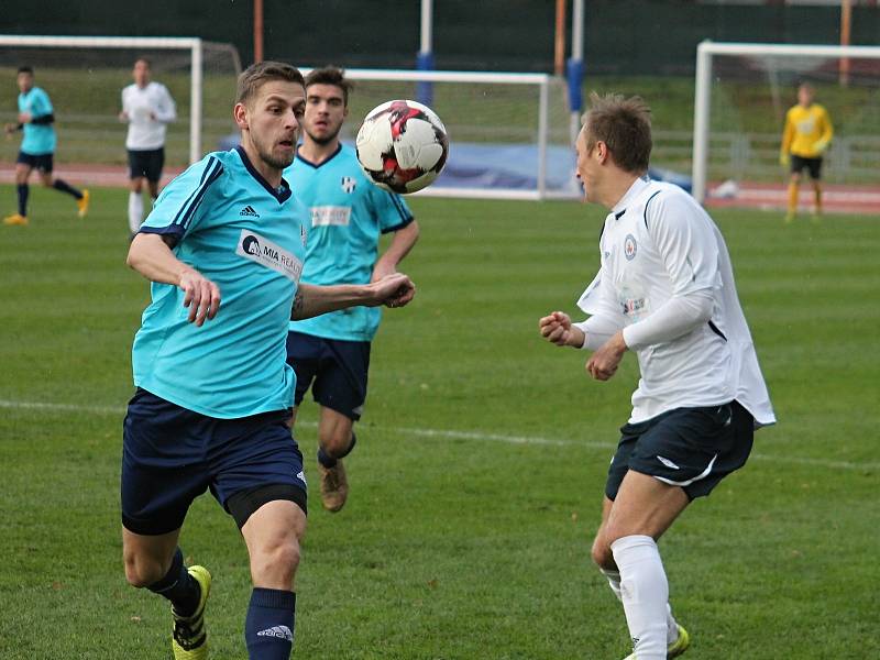 V posledním podzimním kole Moravskoslezské ligy na domácím hřišti remizovali fotbalisté MFK Vyškov (v bílém) s HFK Olomouc 0:0.