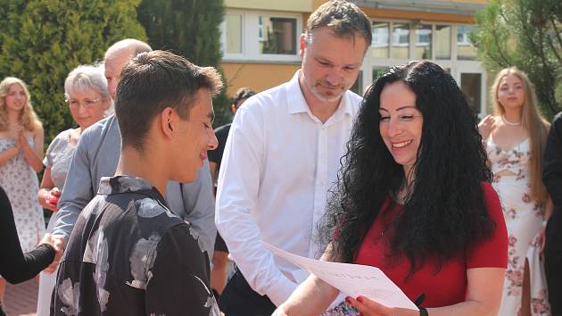 Slavnostního předávání vysvědčení se ve čtvrtek ráno dočkali žáci devátých ročníků na Základní škole Purkyňova ve Vyškově.