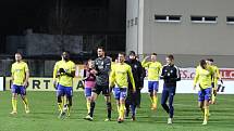 Fotbalisté Zlína (žluté dresy) hráli doma s Baníkem Ostrava 2:2. Zápas sledoval jen omezený počet diváků.