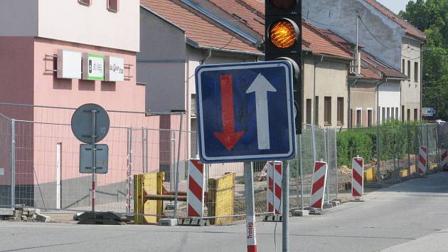 Unikající plyn v Tyršově ulici ve Vyškově bude minulostí. Místo zrezivělého potrubí bude nově proudit plastovými trubkami.