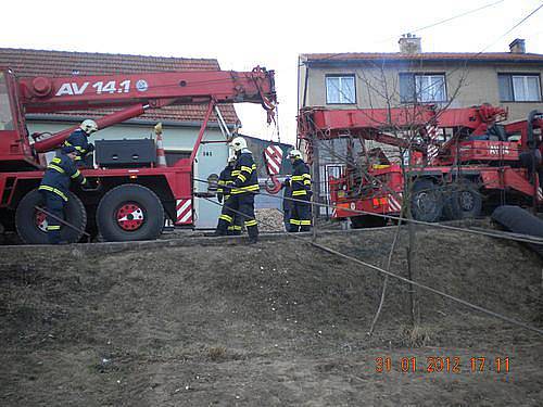 Avie se samovolně dala do pohybu a skončila na střeše jednoho z okolních domů.