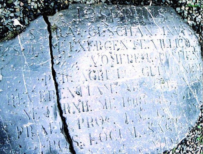 NEČEKANÝ OBJEV. Zlomek pomníku k poctě orby císaře Josefa II. o rozměrech 1×1,8 metru ležel v zapomnění v Čechyni. 