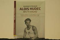 Kniha Dagmar Stryjové pojednávající o račickém olympionikovi Aloisi Hudcovi se v úterý odpoledne dočkala křtu.