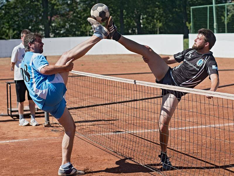 Nohejbalisté Ivanovic (v tmavém) se přiblížili k záchraně. Porazili oslabené Holubice 6:2.