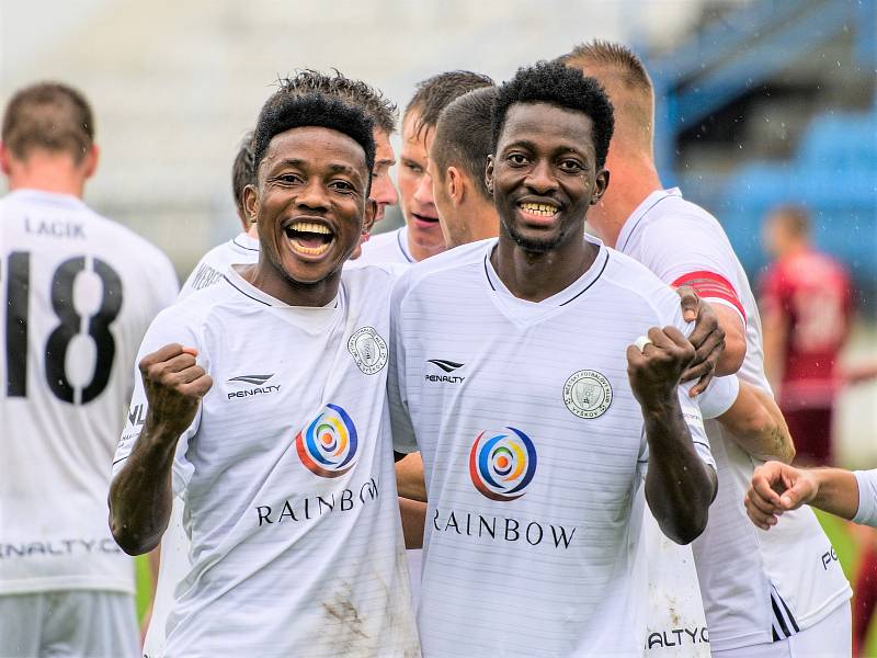 Střelci gólů Bienvenue Kanakimana (vlevo) a Adama Fofana.