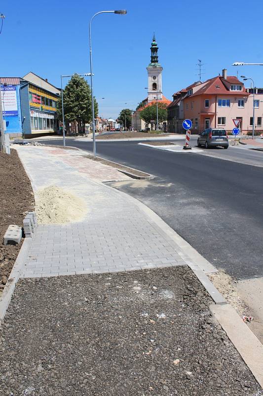 Oprava silnice z Rousínova do Tučap má být hotová do konce září.