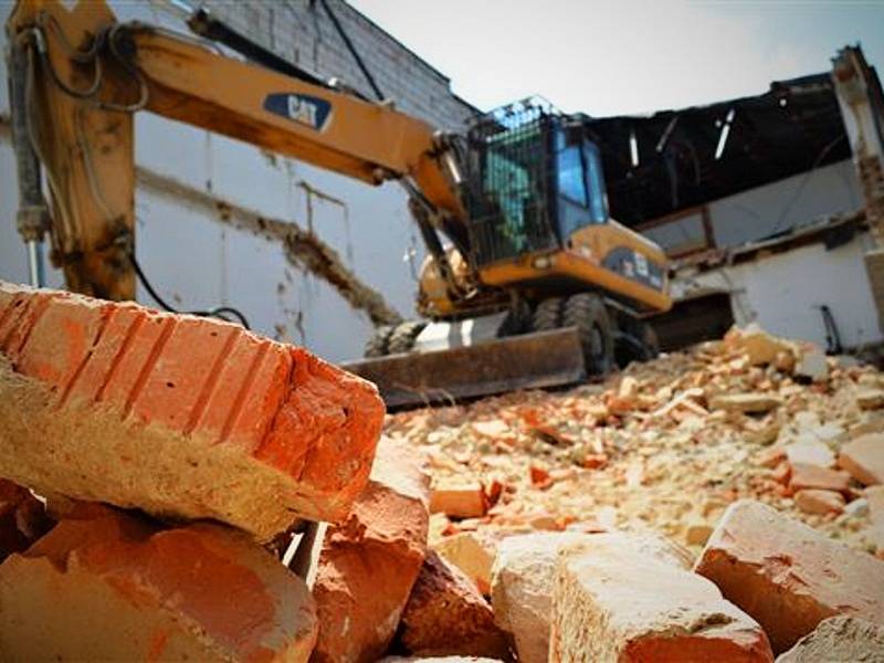 Práce na budově bývalého okresního stavebního podniku ve Vyškově jsou v plném proudu. Pokračují demolicí bloku ve dvoře a změnou dispozic několika místností.