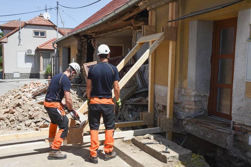 Zeď staršího řadového domu spadla do silnice v Křižanovicích. Na místě zasahovali hasiči.