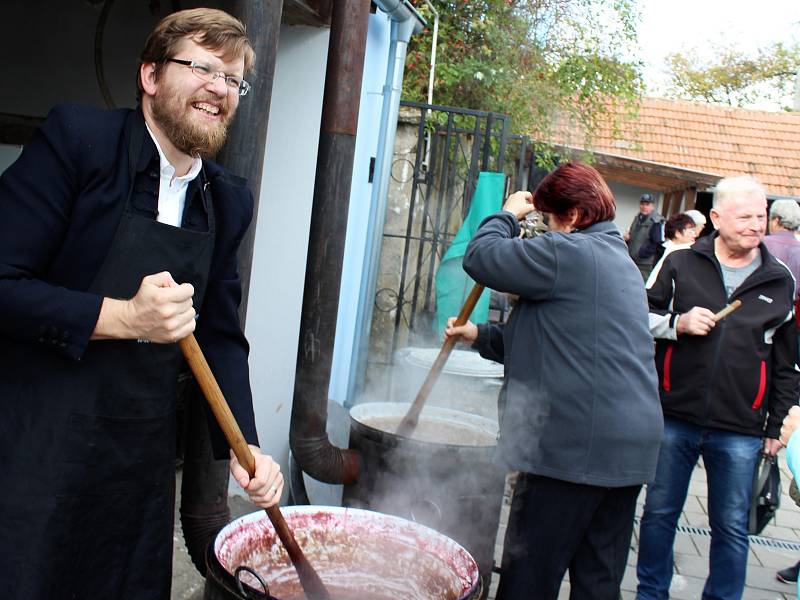 Uvařit sladká povidla, otevřít novou archeologickou expozici, zakopat schránku s dobovými artefakty. To stihli v sobotu Bošovičtí v areálu tamní fary.