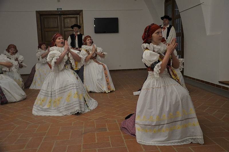 V programu vystoupily Dětský folklorní soubor Klebetníček a Hanácký folklorní soubor Trnka.