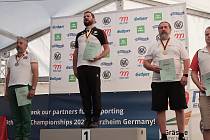 Další úspěch bučovického střelce Jaroslava Müllera. Na stupních vítězů vpravo. Na MS ve sportovní střelbě získal bronz.