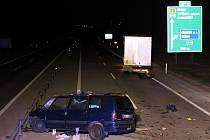 Noční dopravní nehoda mezi Prostějovem a Vyškovem si vyžádala smrt tří lidí, kteří zemřeli přímo na místě.