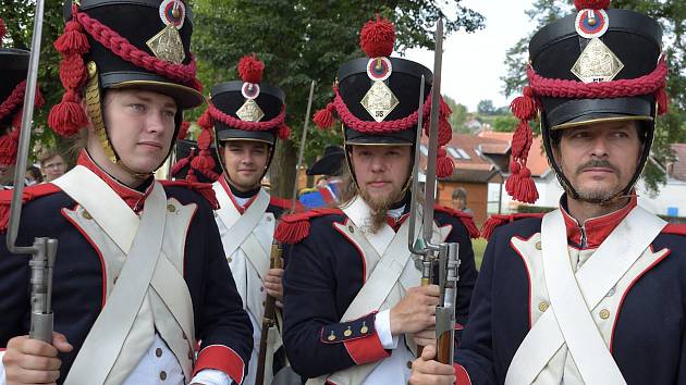 Napoleonova armáda pochoduje Křenovicemi. U sochy vystřelí čestnou salvu -  Vyškovský deník