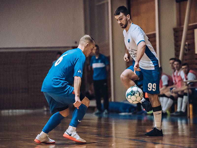 V 18. kole druhé ligy futsalistů porazil Amor Kloboučky Vyškov (bílé dresy) Baník Ostrava vysoko 13:4.