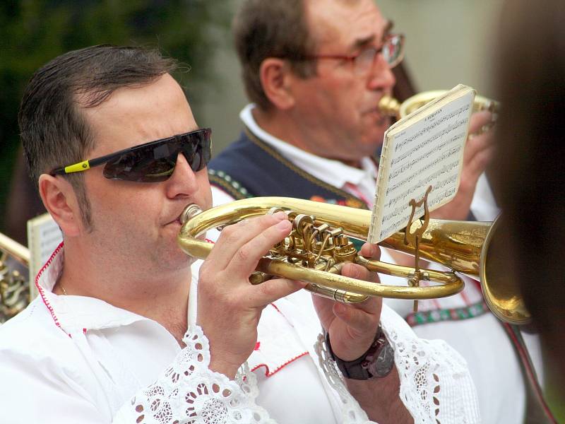 Mezi lidmi kolovaly koláčky, bílé víno a ovocná pálenka, mezi muzikanty si své barevné sukně a nadýchané rukávy upravovali stárci a stárky. Drnovické svatofloriánské hody doprovázela po celý víkend dechová kapela Voděnka.