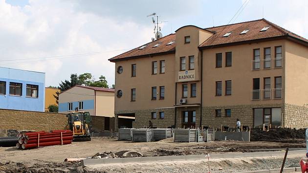 Právě rekonstruovaný prostor před otnickou radnicí vyjde obec na jedenáct milionů korun.