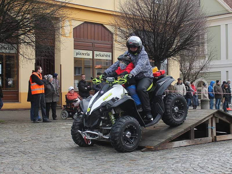 Na náměstí v Bučovicích se sešli členové Motoklubu Vícemilice, aby lidem zpříjemnili poslední den roku.