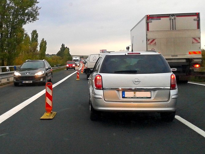 Silničáři o víkendu uzavřeli celý pravý jízdní pás dálnice ve směru na Vyškov.