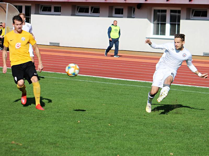 V 10. kole Moravskoslezské ligy porazil domácí MFK Vyškov (bílé dresy) nováčka soutěže Slovan Rosice 2:1.