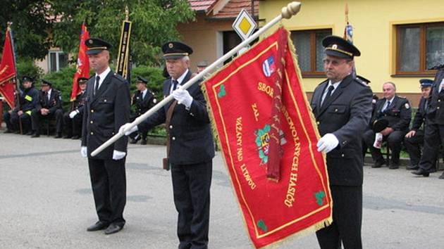 Nejrůznější hasičské prapory mohli vidět lidé v sobotu v Hodějicích. 