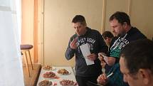 V Podomí pořádali první ročník Podomského mlaskání. Lidé chutnali několik druhů sekaných, okurků a chlebů.