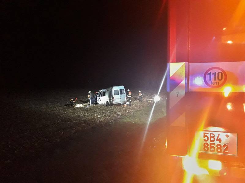 Zásah hasičů, zdravotníků i policistů si vyžádala nehoda mikrobusu k níž došlo v noci na neděli u Nesovic na Vyškovsku. Nehoda se stala  krátce po půl čtvrté ráno na 29,5. kilometru silnice I/50 kousek ve směru na Brno.