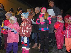 Večer před Štědrým dnem se sešli lidé v Rychtářově, aby si společně zazpívali koledy.