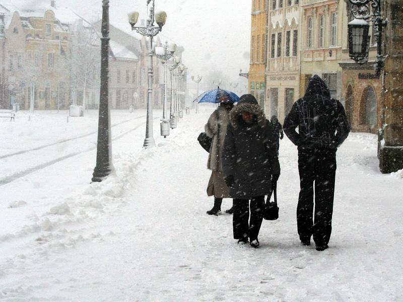 Ne jako velikonoční, ale spíš vánoční stále vypadá počasí na Vyškovsku. Během noci ze soboty na neděli a také nedělního rána se pod sněhem ocitl i celý Vyškov. 