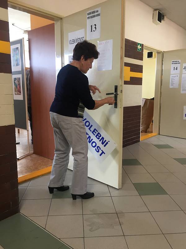 Uzavírání volební místnosti ve vyškovské Základní škole Purkyňova.