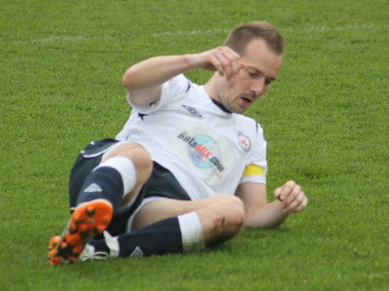 Vyškovští fotbalisté (v bílém) podlehli Uničovu 1:2.