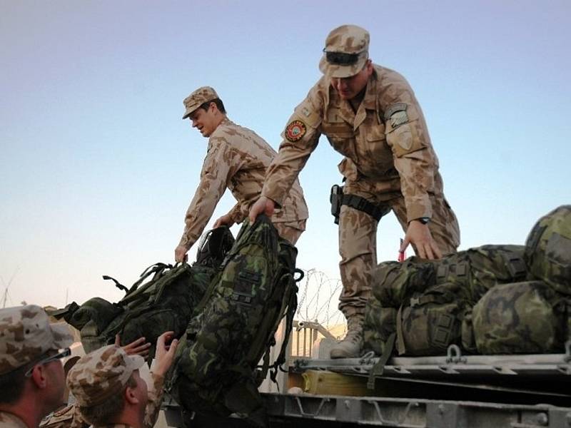 Poslední vojáci 10. jednotky českého Provinčního rekonstrukčního týmu přiletěli na americkou základnu Shank v afghánské provincii Lógar. 