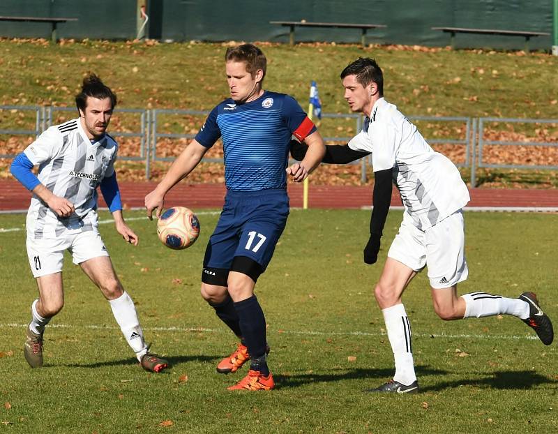 V posledním podzimním mistrovském utkání zvítězil MFK Vyškov B (modré dresy) nad Valticemi 2:0.