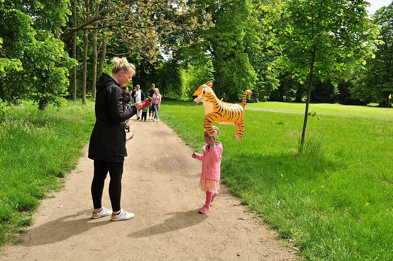 Zámecký park ve Slavkově byl poslední květnovou sobotu plný pohádkových bytostí. Lidé si užili také jarmark. Pořadatelé rozdali odměny 3,5 tisícům dětí.