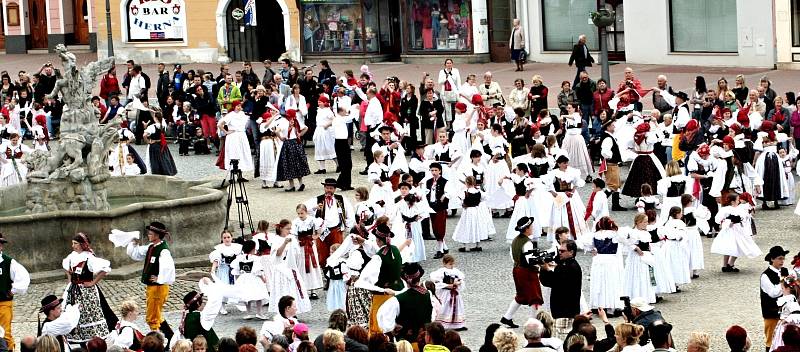 Folklórní soubory zatančily na vyškovském Masarykově náměstí Hanáckou besedu a vytvořily nový rekord v počtu zúčastněných.