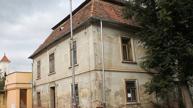 Penzion s restaurací, nebo jen posezením? Rousínované hlasovali o budoucnosti rozpadající se budovy Staré pošty. Zvítězila varianta s restaurací, konečné slovo budou mít zastupitelé.