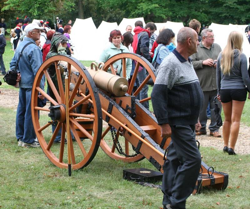 Oslavy letošních Napoleonských dní zahrnovaly i rekonstrukci bitvy u ruského Borodina. Tam se setkala francouzská a ruská vojska.