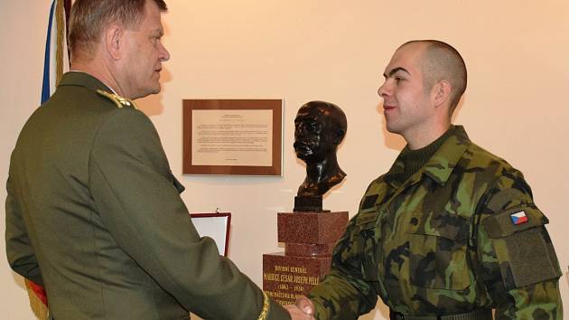 Vojín z vyškovské posádky Jiří Chromulák převzal z rukou náčelníka generálního štábu armády Josefa Bečváře plaketu Za záchranu lidského života.