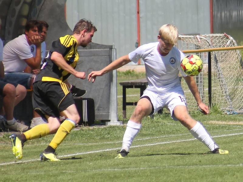 V generálce na start Moravskoslezské ligy remizovali fotbalisté MFK Vyškov (bílé dresy) v Nových Sadech 2:2.