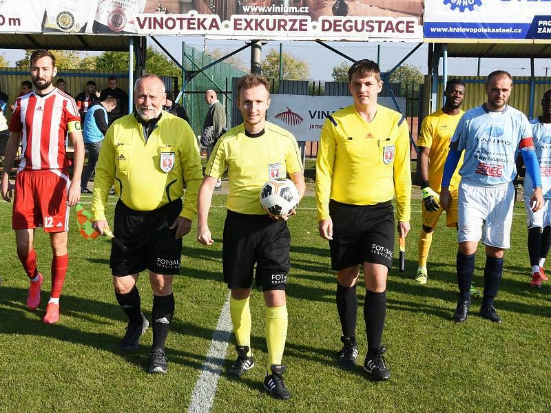 Další vítězství (2:1) v B skupině I. A třídy si fotbalisté MFK Vyškov B (modré dresy) přivezli z Velkých Pavlovic.