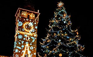 V neděli poprvé rozzářil Masarykovo náměstí ve Vyškově letošní vánoční strom.
